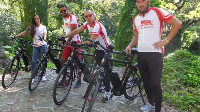 Das Bild zeigt vier Reiseleiter mit den neuen E-Bikes TRIA 9