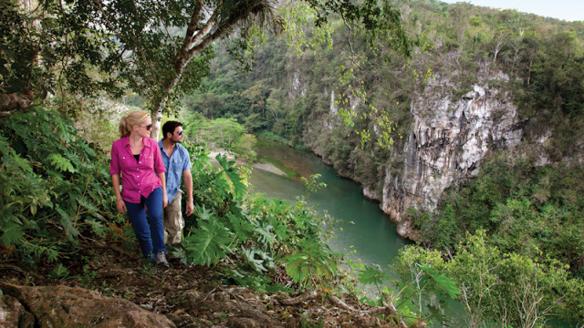 2 junge Leute wandern in der Nähe von Baracoa am Fluss entlang. grüne Vegetation und Fluss